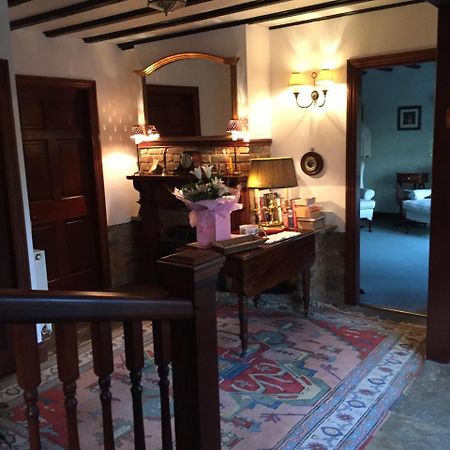 Tudor Place Bed & Breakfast วินเนอร์ช ภายนอก รูปภาพ