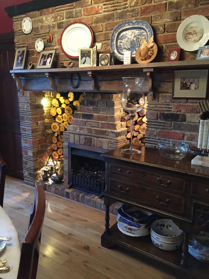 Tudor Place Bed & Breakfast วินเนอร์ช ภายนอก รูปภาพ