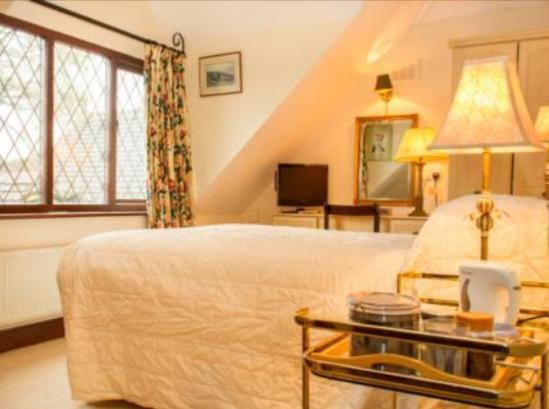 Tudor Place Bed & Breakfast วินเนอร์ช ภายนอก รูปภาพ