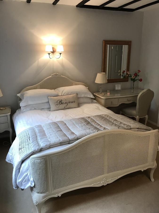 Tudor Place Bed & Breakfast วินเนอร์ช ภายนอก รูปภาพ