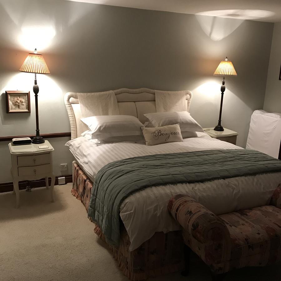 Tudor Place Bed & Breakfast วินเนอร์ช ภายนอก รูปภาพ
