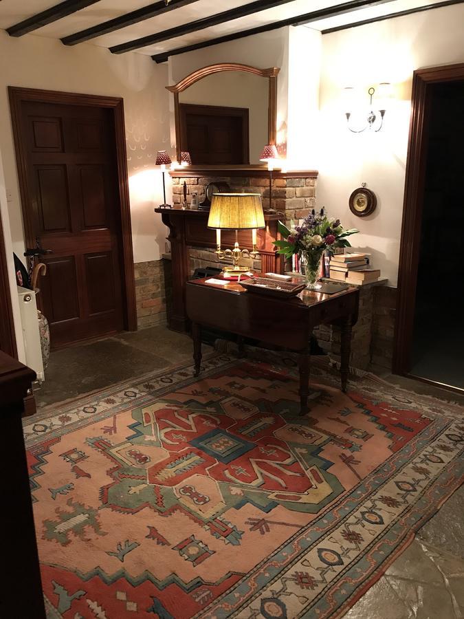 Tudor Place Bed & Breakfast วินเนอร์ช ภายนอก รูปภาพ