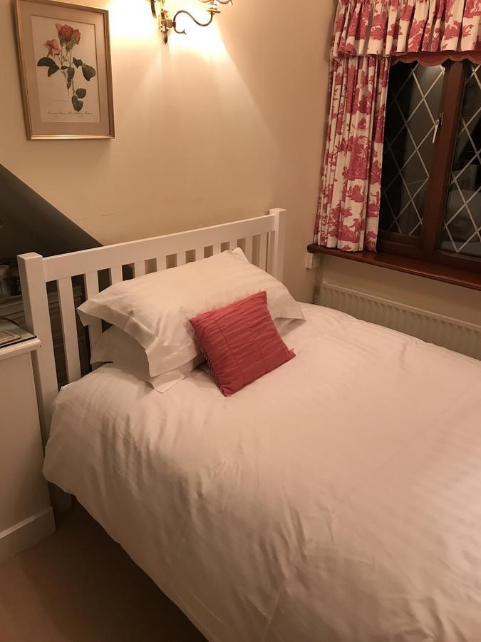Tudor Place Bed & Breakfast วินเนอร์ช ภายนอก รูปภาพ