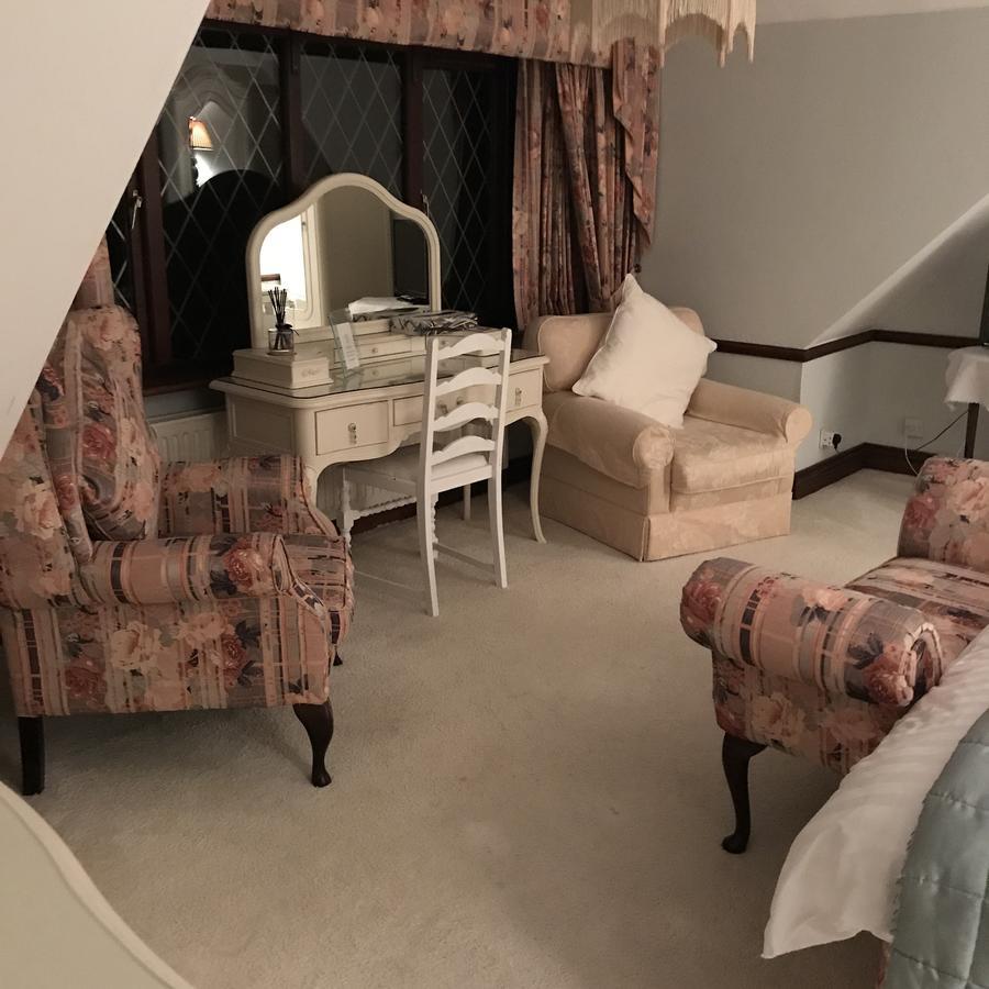 Tudor Place Bed & Breakfast วินเนอร์ช ภายนอก รูปภาพ