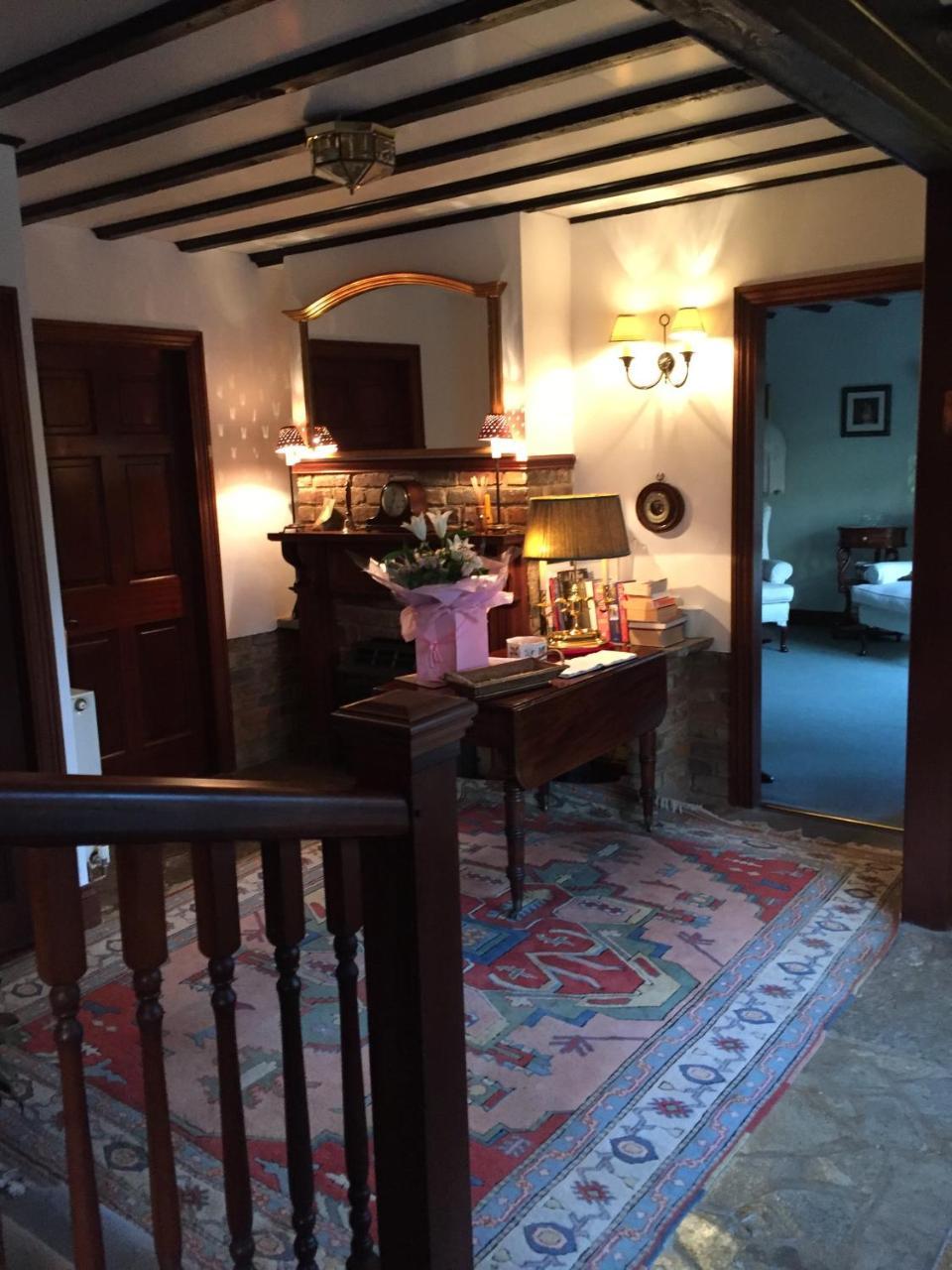 Tudor Place Bed & Breakfast วินเนอร์ช ภายนอก รูปภาพ